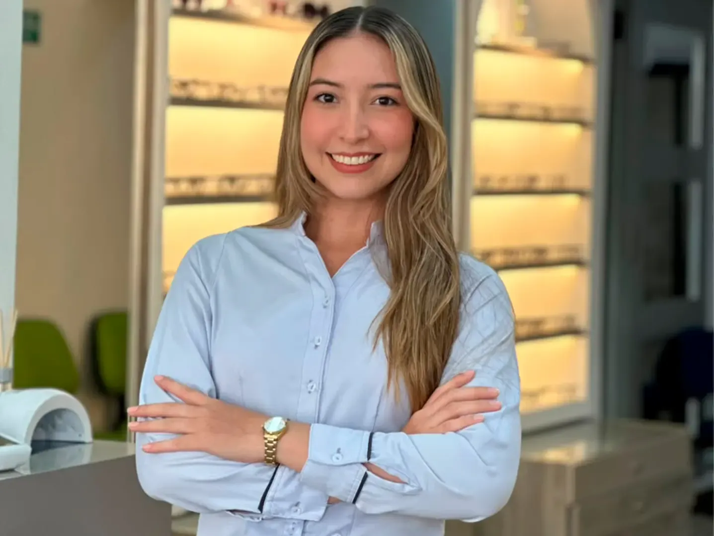 Retrato de una asesora de Óptica Montería sonriendo en el punto de experiencia